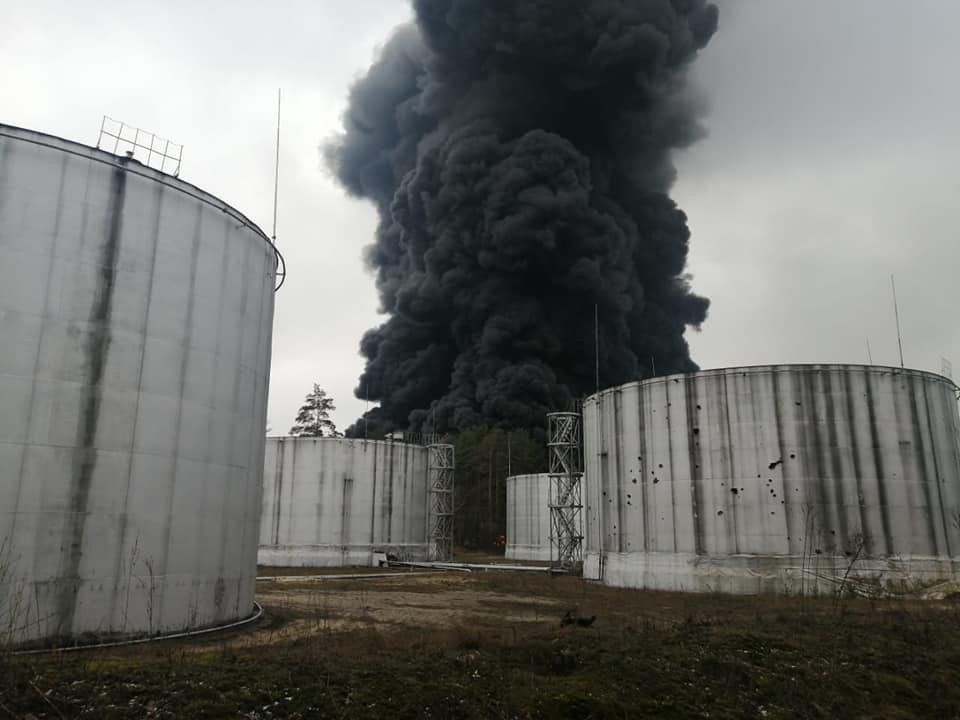 Hình ảnh từ Dịch vụ Khẩn cấp Nhà nước Ukraine cho thấy đám cháy tại một kho dầu ở thành phố Chernihiv, Ukraine. Ảnh: CNN.