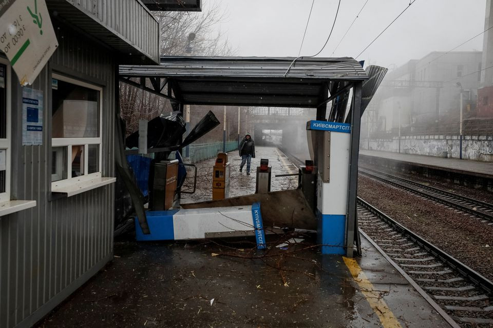Một ga tàu bị hư hại ở thủ đô Kiev, Ukraine. Ảnh: Reuters.