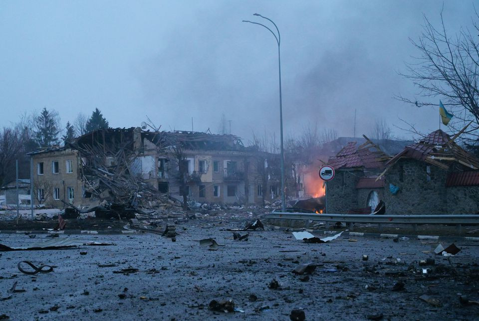 Những ngôi nhà bị hư hại tại khu vực Borodyanka ở thủ đô Kiev, Ukraine. Ảnh: Reuters.