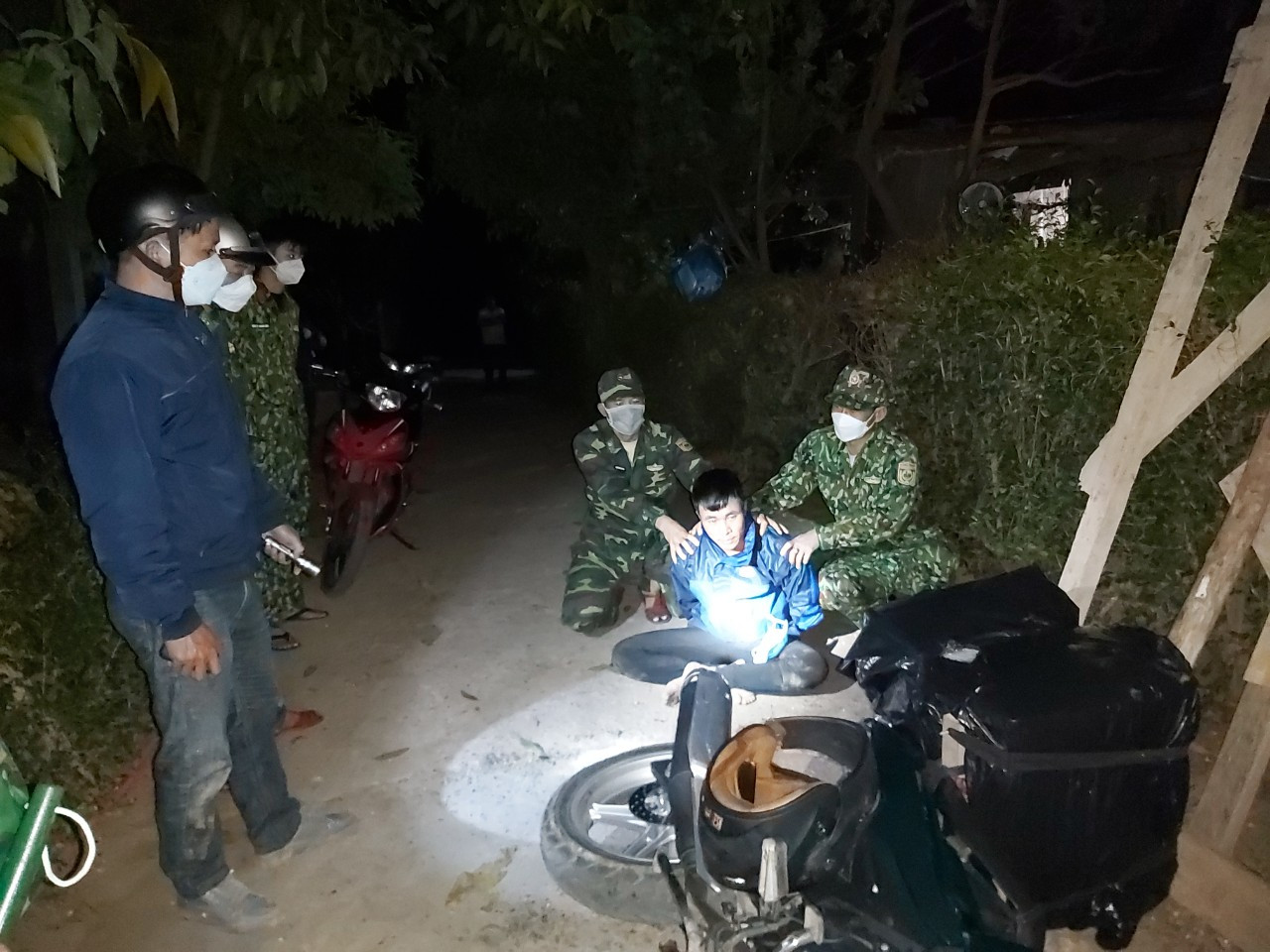 Đối tượng Việt bị bắt khi đang vận chuyển 55kg pháo “lậu” trên xe “không số”.