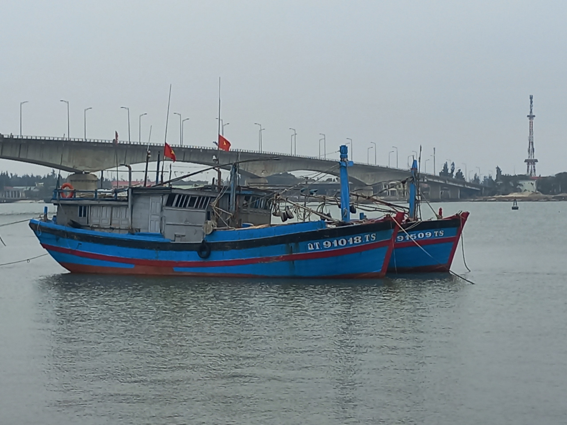 UBND tỉnh Quảng Trị yêu cầu tuyệt đối không cho các phương tiện ra biển (kể cả tàu cá) khi thời tiết, phương tiện không bảo đảm an toàn theo quy định.