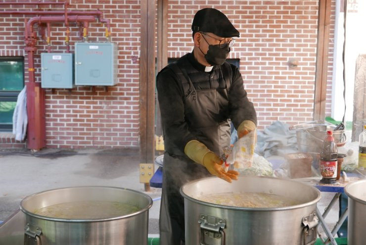 Cha Paik Kwang-jin nấu súp để giúp đỡ những người vô gia cư tại Nhà thờ Myeongdong. Ảnh: Korea Times.