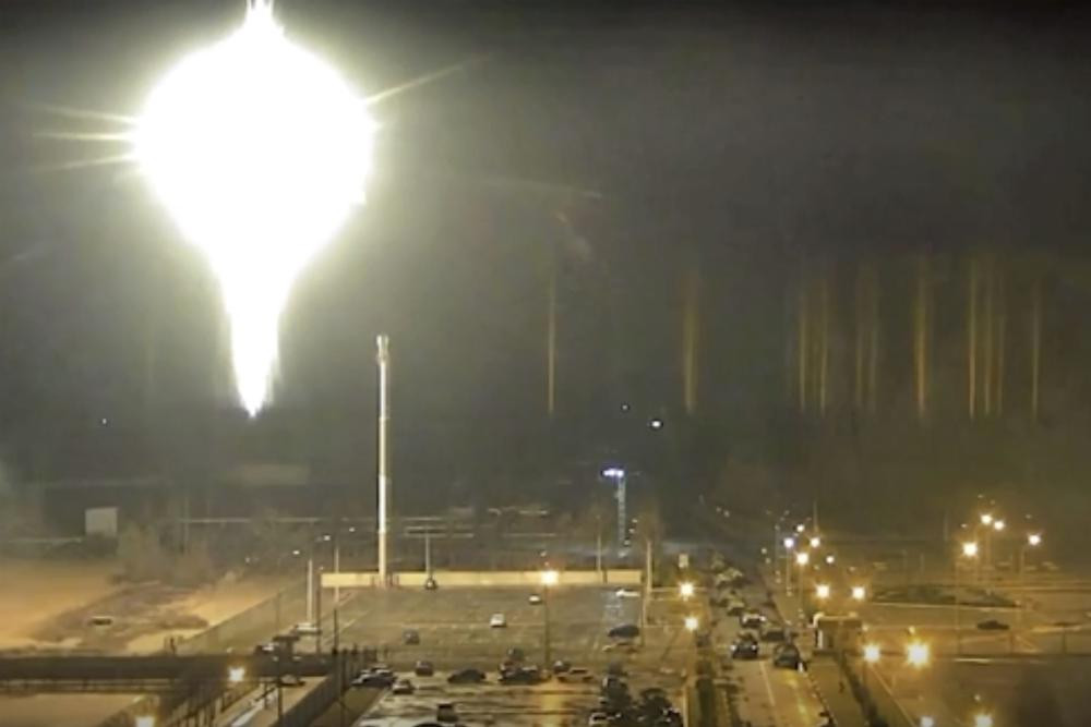 Một ngọn lửa hướng thẳng vào Nhà máy điện hạt nhân Zaporizhzhia ở thành phố Enerhodar, Ukraine. Ảnh: AP.