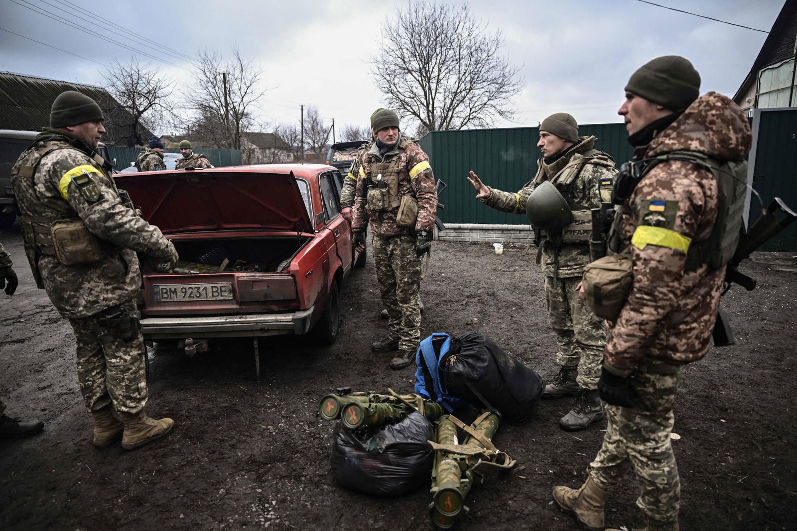 Binh sĩ Ukraine dỡ vũ khí từ thùng xe ở phía đông bắc thủ đô Kiev, Ukraine. Ảnh: CNN.