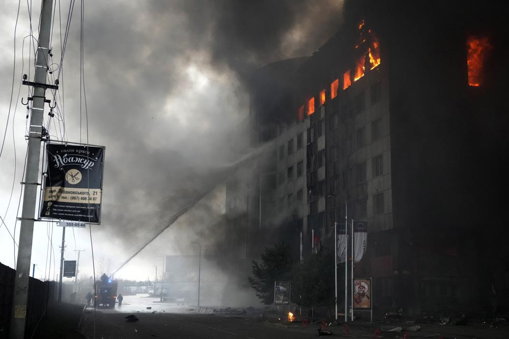 Một tòa nhà đang bốc cháy ở thủ đô Kiev, Ukraine. Ảnh: AP.