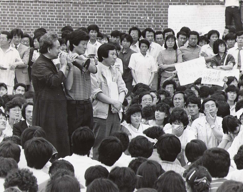 Cha Ham Se-woong, mặc áo choàng linh mục tại Nhà thờ Myeongdong ngày 10/6/1987. Ảnh: Korea Times.