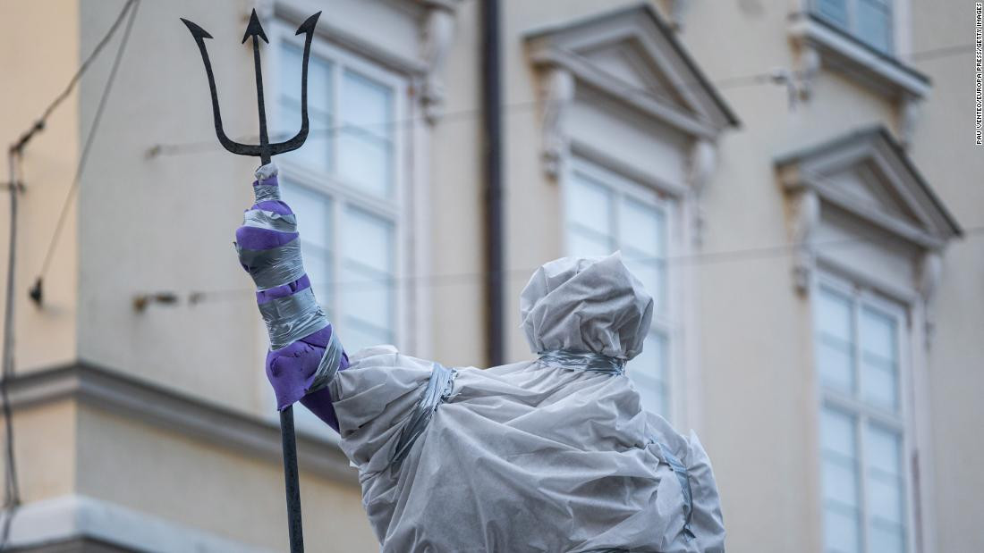 Một bức tượng của thần La Mã Neptune được bao phủ bởi lớp nhựa bảo vệ ở Quảng trường của thành phố Lviv. Ảnh: CNN.