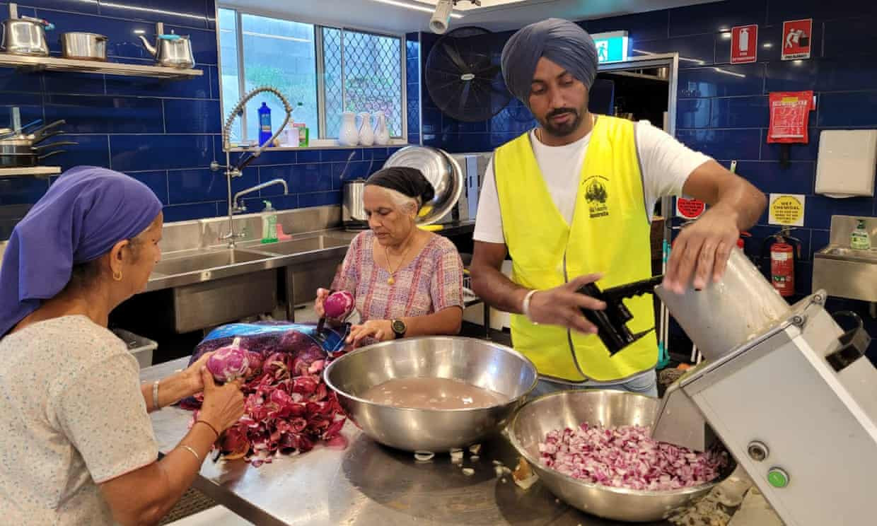 Đội Tình nguyện viên Sikh Australia chuẩn bị bữa ăn cho những người bị ảnh hưởng bởi trận lũ lụt ở Lismore tại Đền Guru Nanak Sikh, Woolgoolga. Ảnh: Sikh Australia.