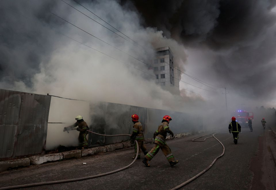 Một đám cháy tại làng Chaiky ở thủ đô Kiev, Ukraine. Ảnh: AP.