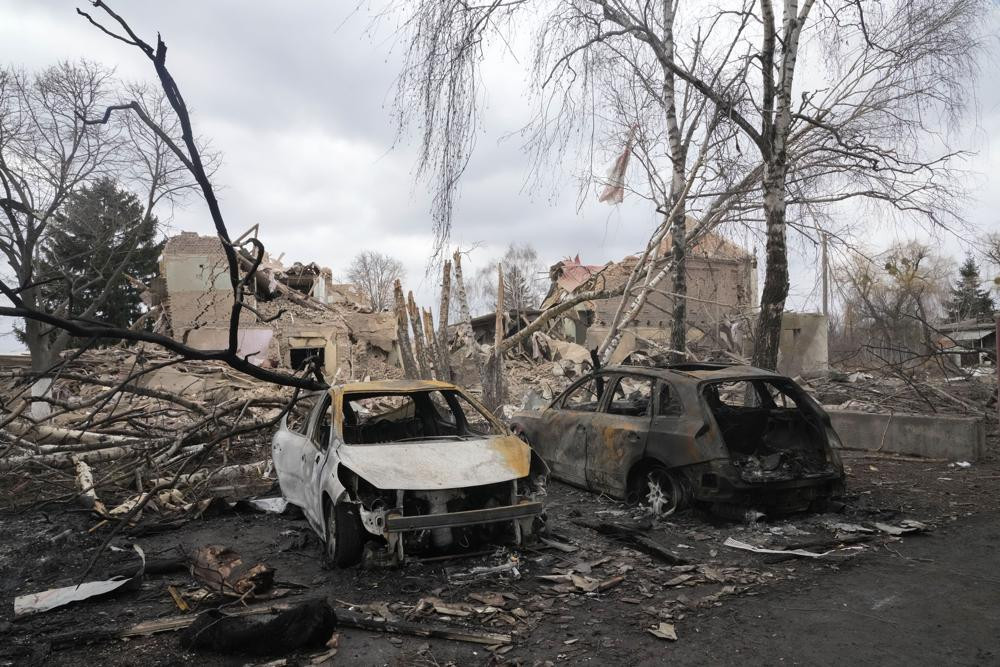 Những chiếc ô tô bị hư hại ở làng Bushiv, cách thủ đô Kiev, Ukraine 40 km về phía tây. Ảnh: AP.