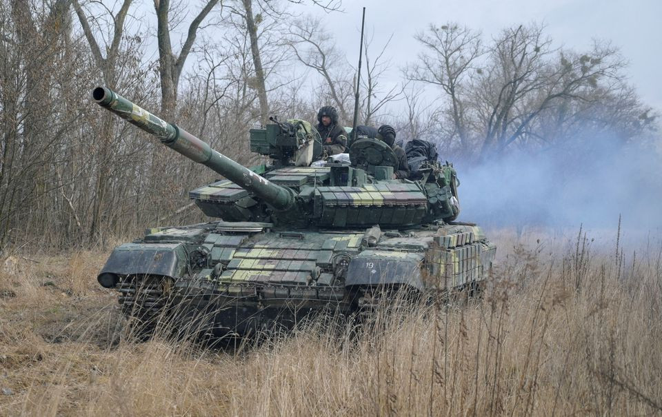 Binh sĩ Ukraine trên đỉnh một chiếc xe tăng tại vị trí bên ngoài khu định cư Makariv, gần thành phố Zhytomyr, Ukraine. Ảnh: Reuters.