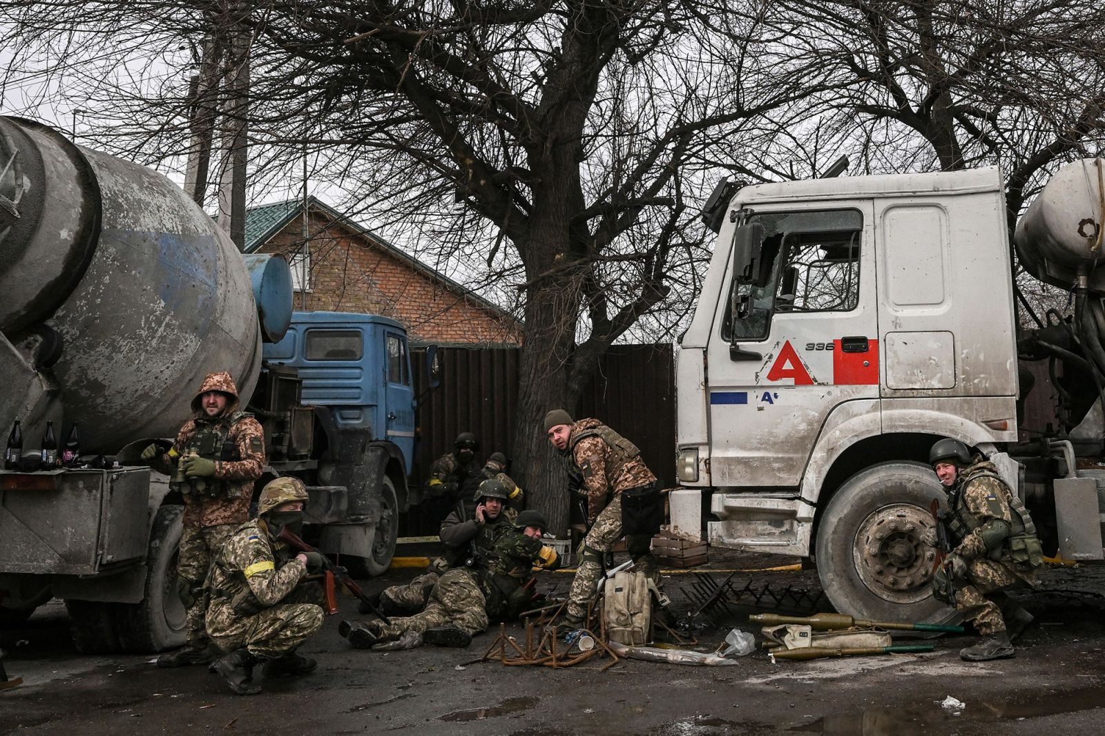 Các binh sĩ Ukraine tại thành phố Bucha, phía tây thủ đô Kiev, Ukraine. Ảnh: CNN.