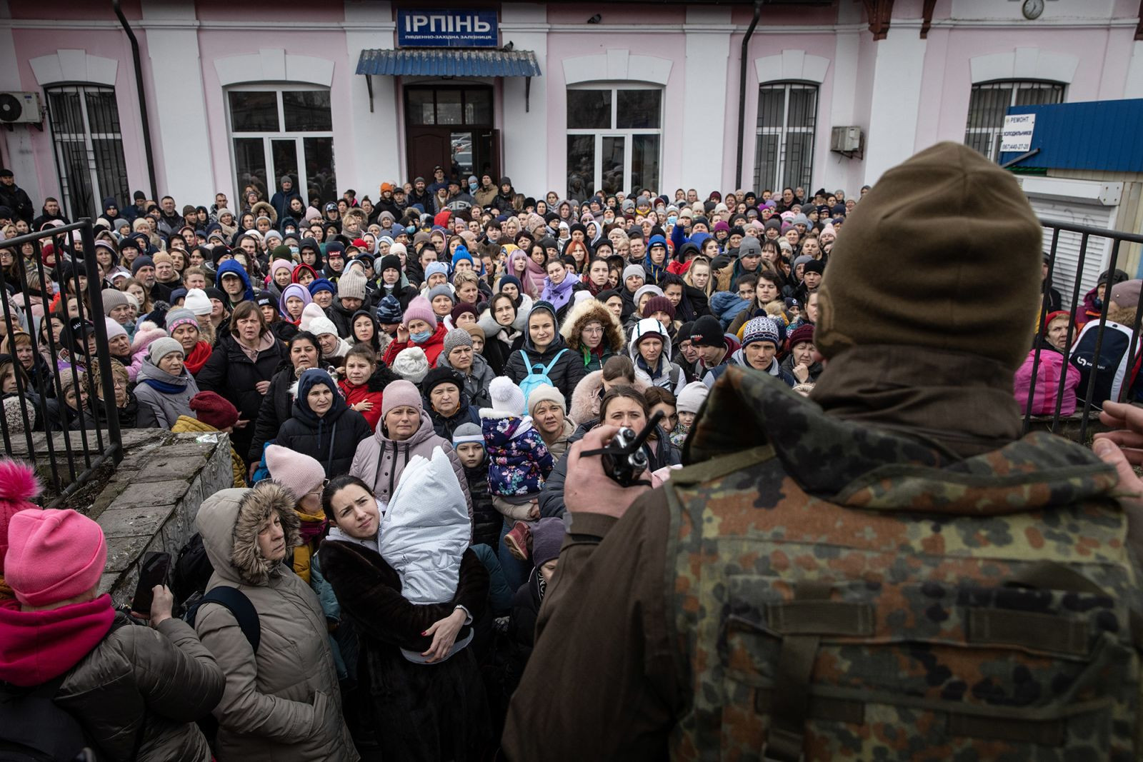 Binh sĩ Ukraine hướng dẫn cư dân thành phố Irpin sơ tán. Ảnh: CNN.