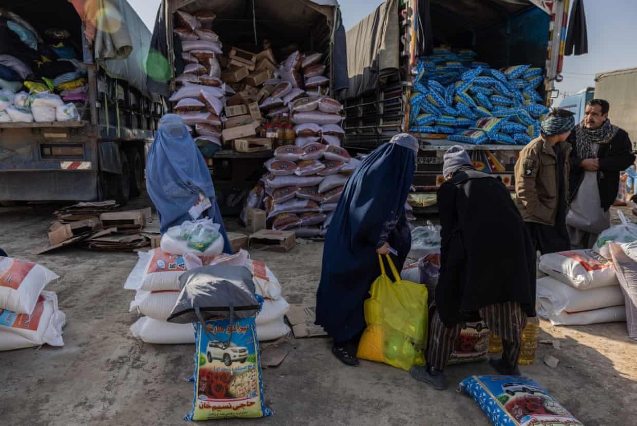 Phân phối thực phẩm ở phía bắc tỉnh Jowzjan, Afghanistan. Ảnh: The Guardian.
