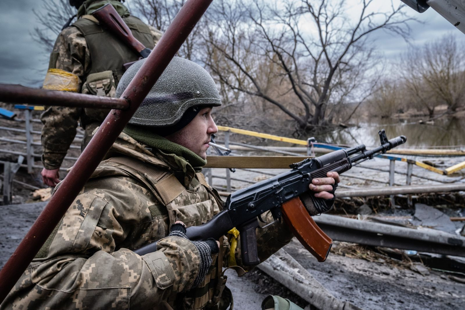 Binh sĩ Ukraine tại sông Irpin, ngoại ô thủ đô Kiev, Ukraine. Ảnh: AP.