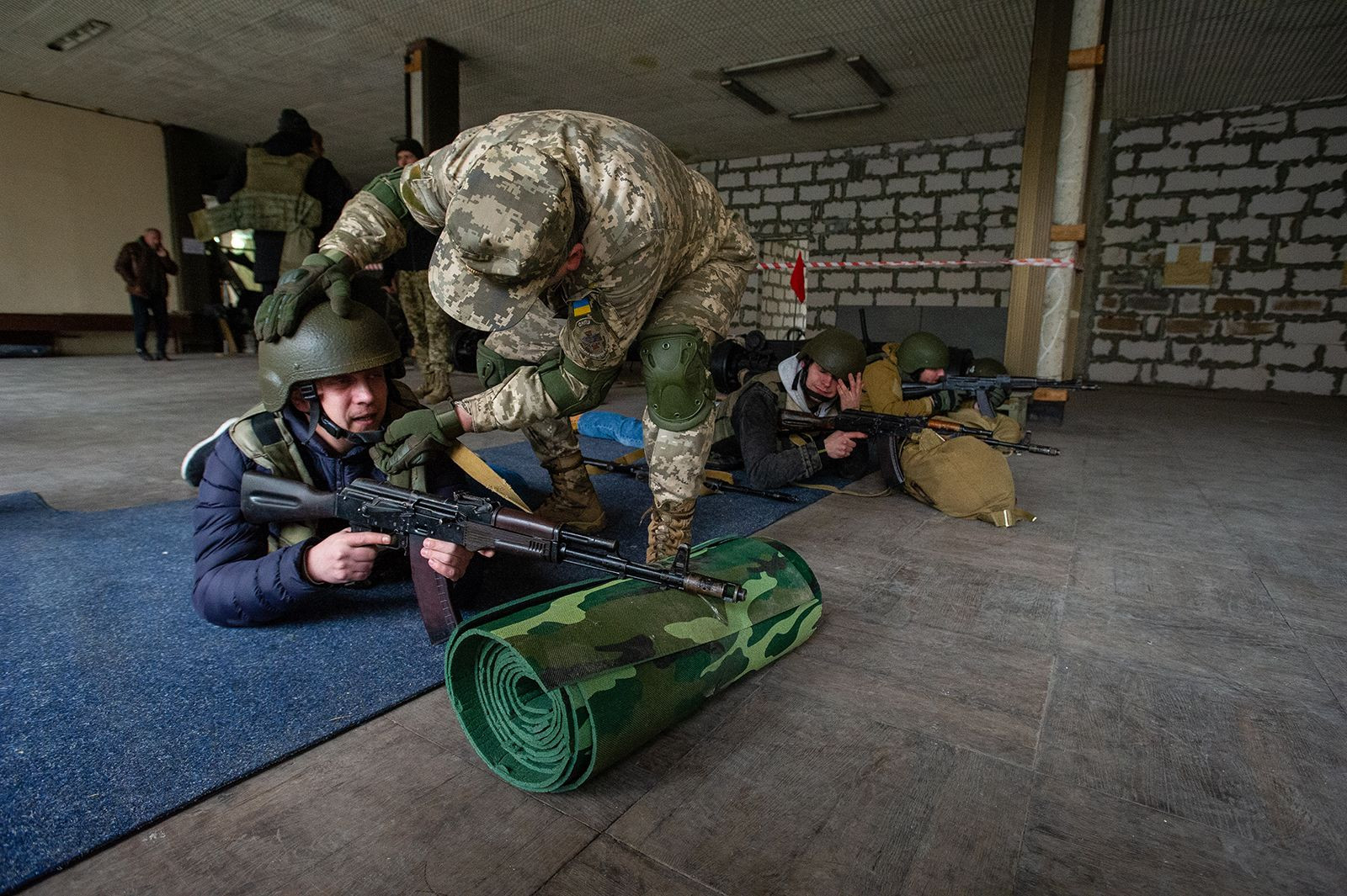 Người dân Ukraine được huấn luyện vũ khí cơ bản tại một trung tâm tình nguyện ở thành phố Odessa, Ukraine. Ảnh: AP.