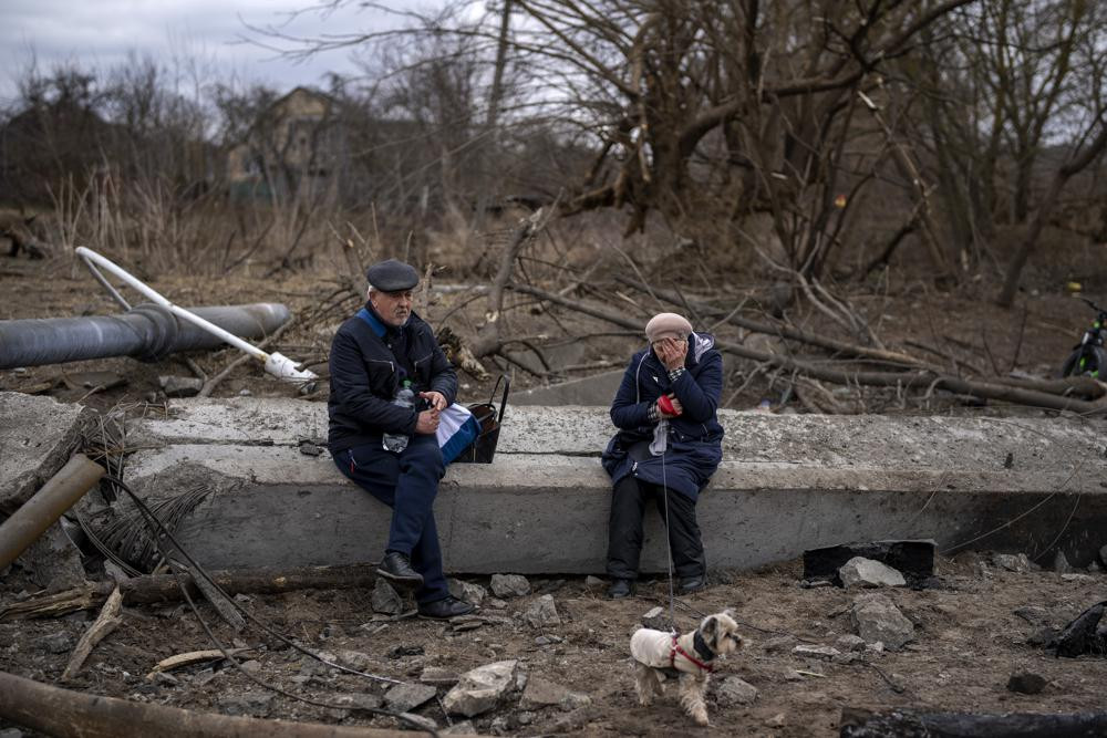 Một cặp đôi ngồi trên cây cầu tại sông Irpin ở ngoại ô thủ đô Kiev, Ukraine. Ảnh: AP.