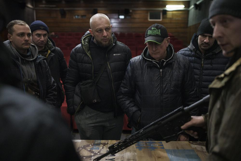 Người dân Ukraine được huấn luyện vũ khí bên trong rạp chiếu phim ở thành phố Lviv, miền tây Ukraine. Ảnh: AP.