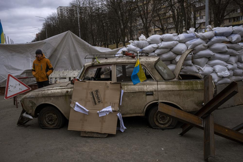 Một dân quân đứng tại một trạm kiểm soát được thiết lập trên con đường hướng đến thủ đô Kiev, Ukraine. Ảnh: AP.