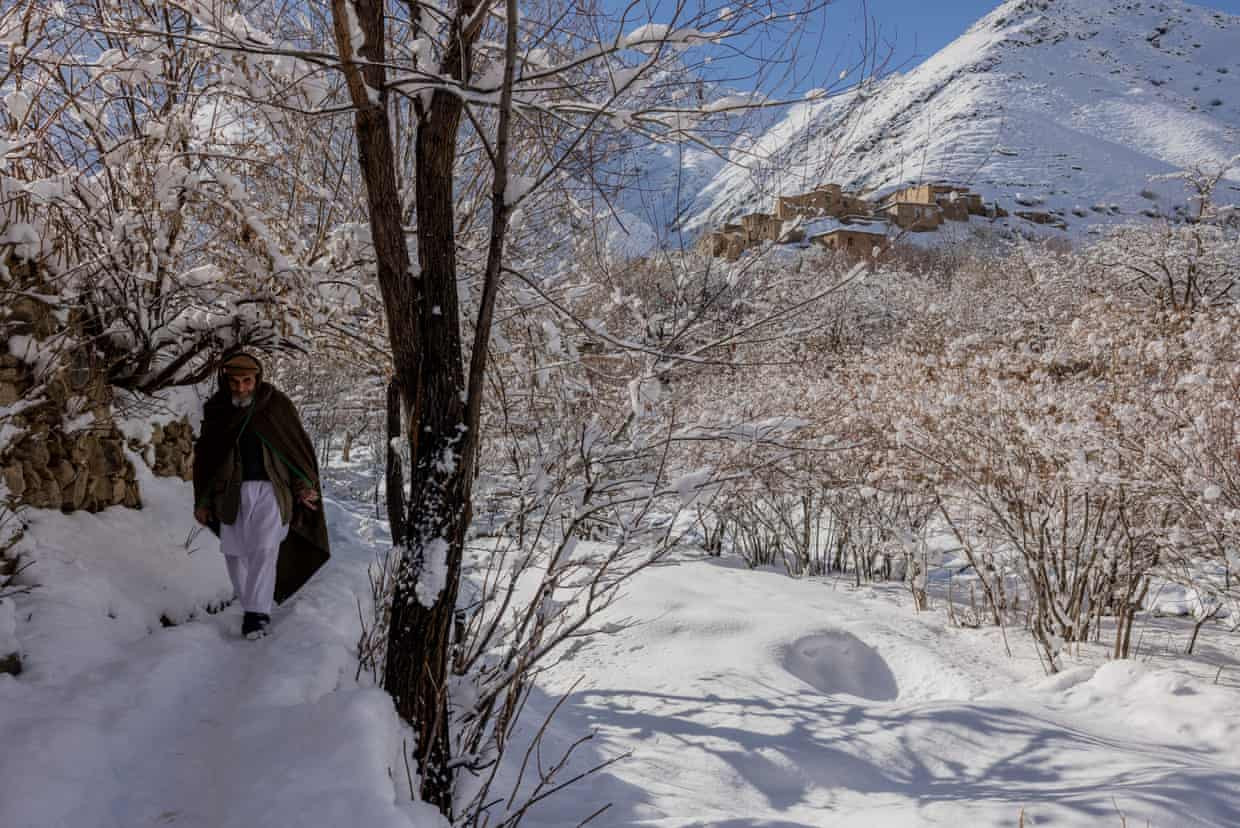 Một người đàn ông đi qua con đường tuyết trắng ở quận Hezarak thuộc tỉnh Panjshir. Ảnh: The Guardian.