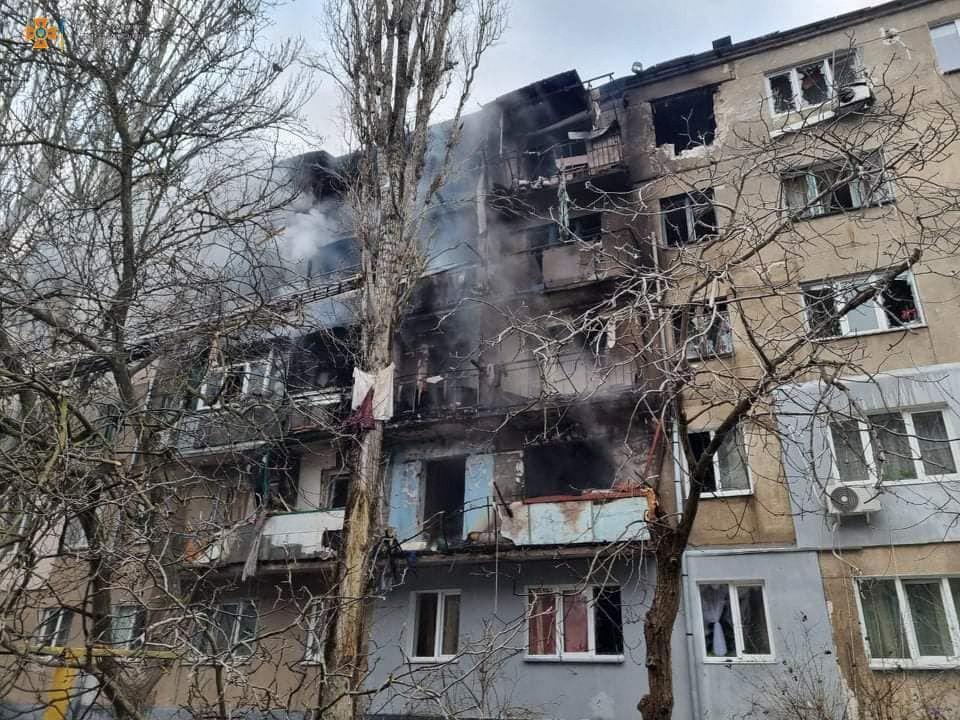 Một tòa nhà bị hư hại ở thành phố Mykolaiv, Ukraine. Ảnh: Reuters.