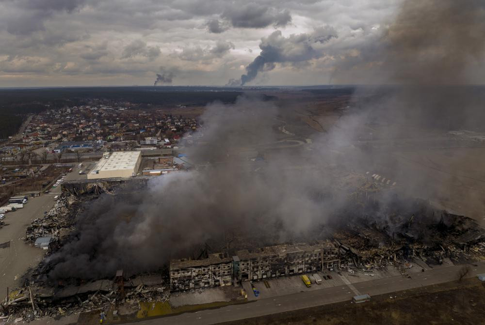 Một nhà máy và một cửa hàng đang bốc cháy ở Irpin, ngoại ô thủ đô Kiev, Ukraine. Ảnh: AP.