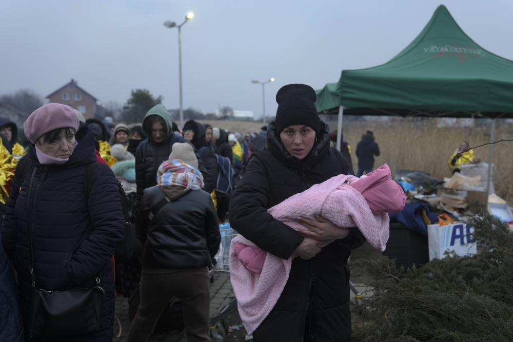 Những người tị nạn chạy trốn khỏi Ukraine ở khu vực biên giới Medyka, Ba Lan. Ảnh: AP.