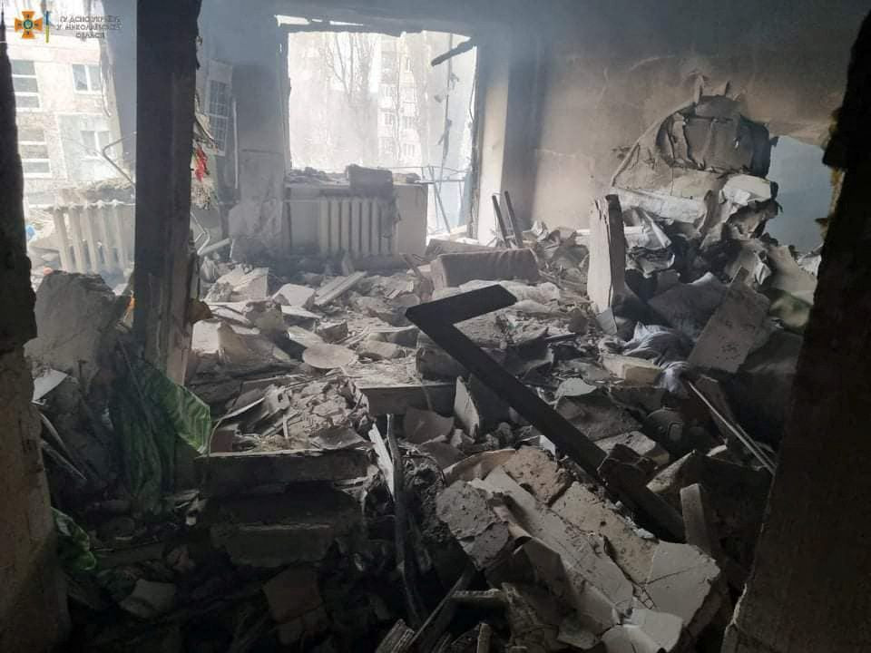 Quang cảnh bên trong một tòa nhà bị hư hại ở thành phố Mykolaiv, Ukraine. Ảnh: Reuters.