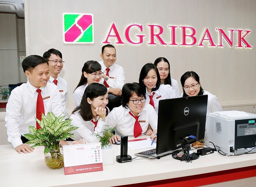 Nữ cán bộ Agribank luôn chủ động học hỏi nâng cao trình độ, tích cực tìm tòi, sáng tạo trong công việc.