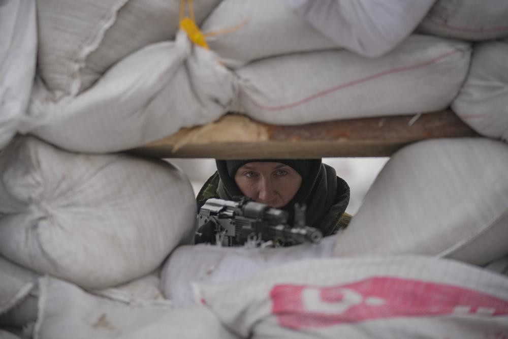 Binh sĩ Ukraine canh gác một trạm kiểm soát trên con đường chính ở thủ đô Kiev, Ukraine. Ảnh: AP.
