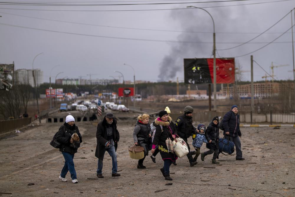Người dân sơ tán khỏi thành phố Irpin, phía ngoại ô thủ đô Kiev, Ukraine. Ảnh: AP.