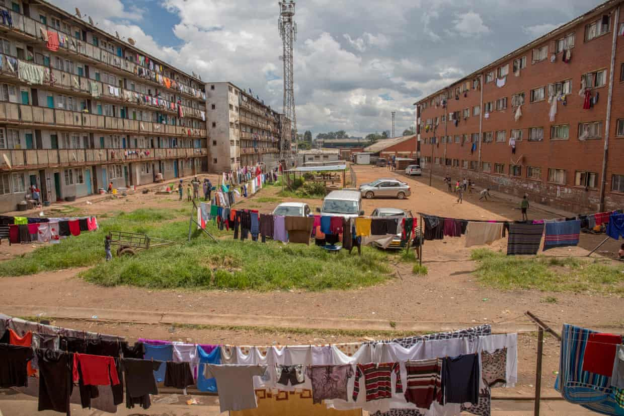 Những căn hộ ở thị trấn Mbare, Harare. Ảnh: The Guardian.