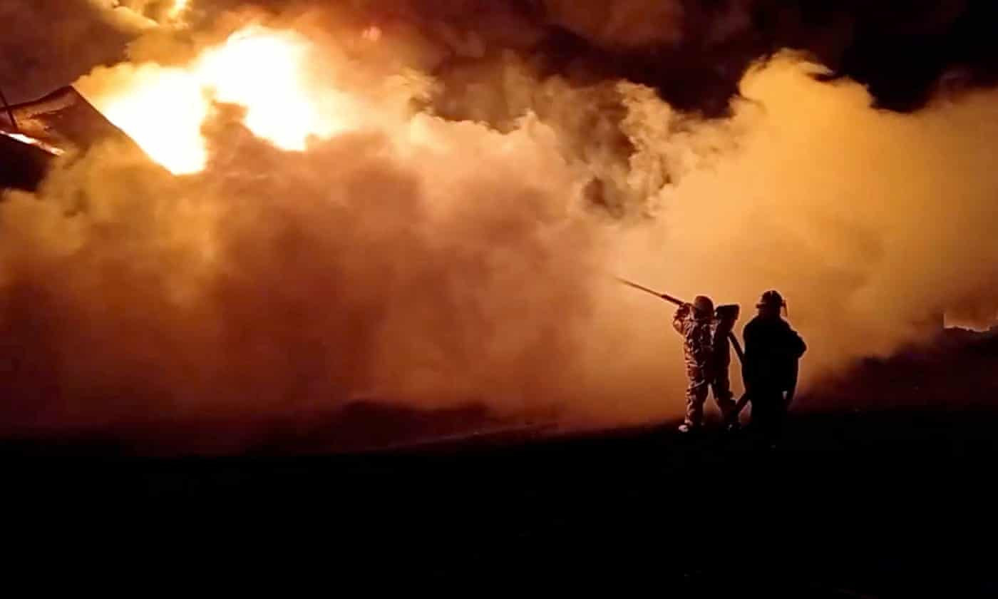 Một ngọn lửa bùng cháy tại kho chứa dầu ở thành phố Zhytomyr, Ukraine. Ảnh: Các cơ quan khẩn cấp Ukraine.