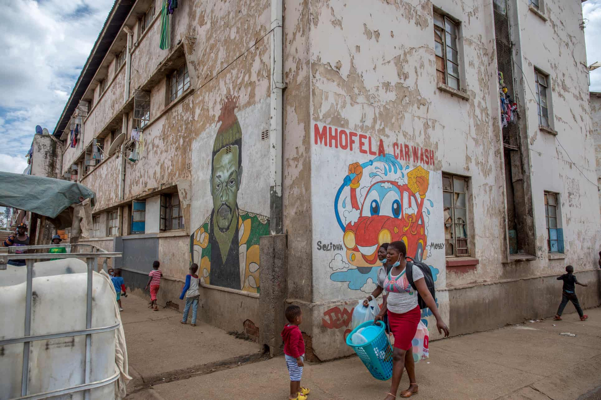 Những bức tranh tường của Matsika trên một góc phố ở thị trấn Mbare. Ảnh: The Guardian.