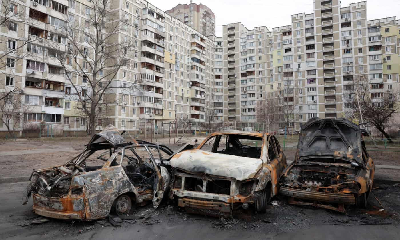 Những chiếc ô tô bốc cháy bên ngoài tòa nhà 16 tầng trên phố Mykola Lavrukhin ở thủ đô Kiev. Ảnh: The Guardian.