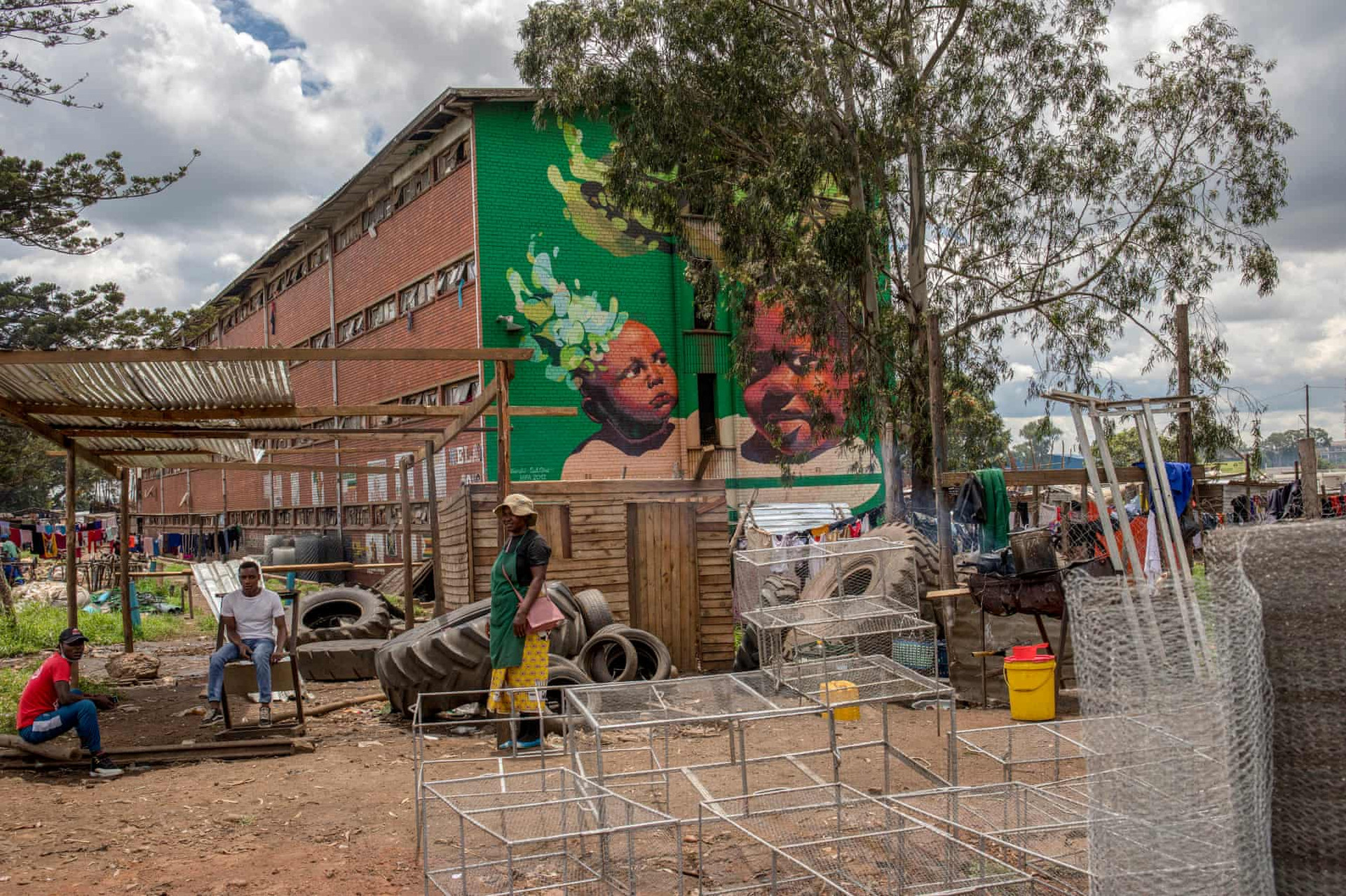 Một bức tranh tường của Rafael Gerlach ở thị trấn Mbare. Ảnh: The Guardian.