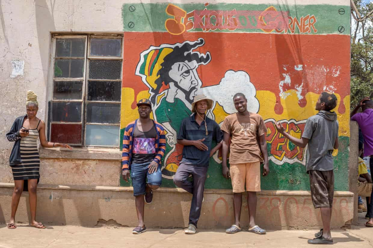 Ông Matsika, cùng ông Chimweta và bạn bè, trước một trong những bức tranh tường. Ảnh: The Guardian.