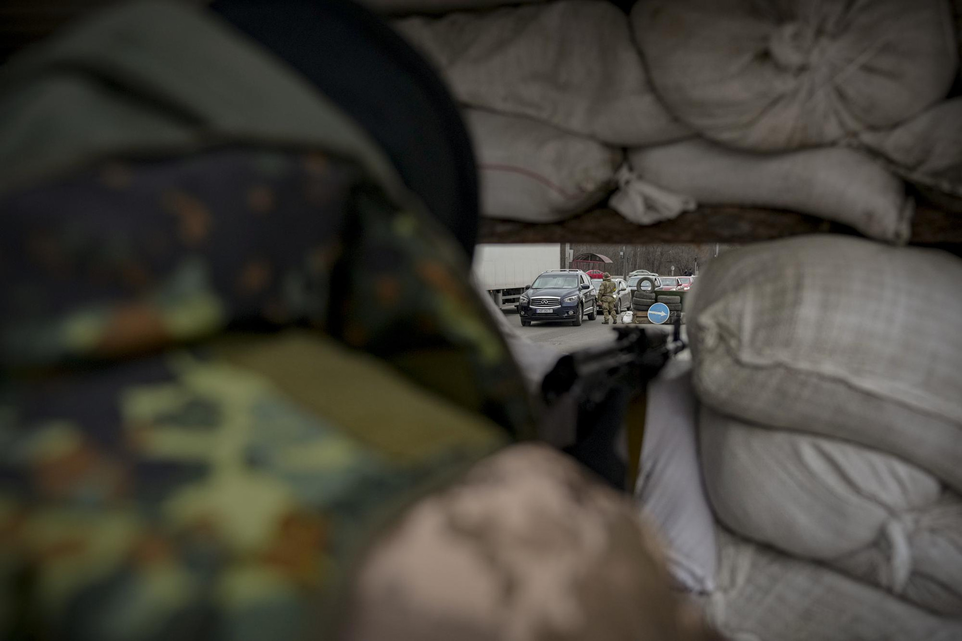 Binh sĩ Ukraine canh gác một trạm kiểm soát trên con đường chính ở thủ đô Kiev, Ukraine. Ảnh: AP.