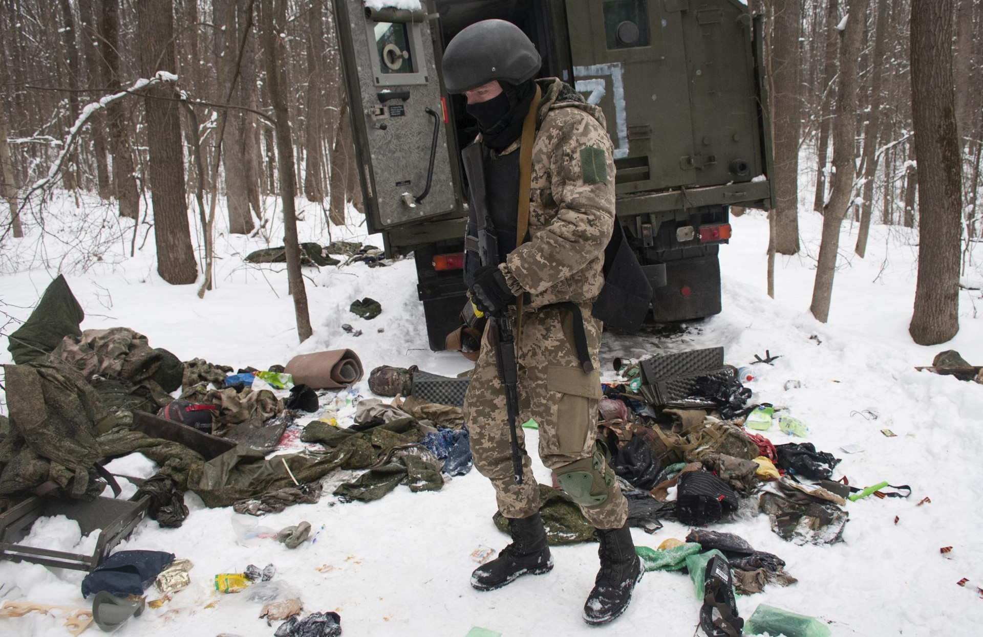 Binh sĩ Ukraine kiểm tra một chiếc xe quân sự bị hư hỏng ở ngoại ô thành phố Kharkiv, Ukraine. Ảnh: AP.
