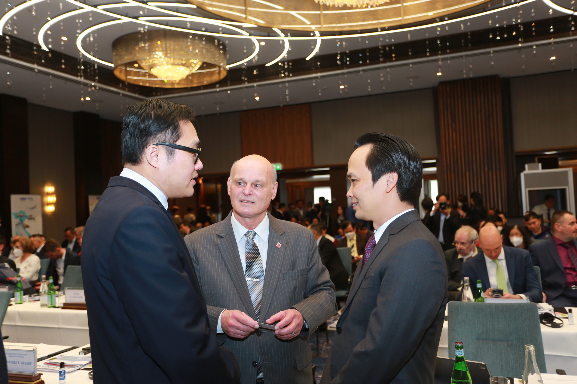 Ông Trịnh Văn Quyết, Chủ tịch FLC trao đổi với khách mời tại sự kiện.