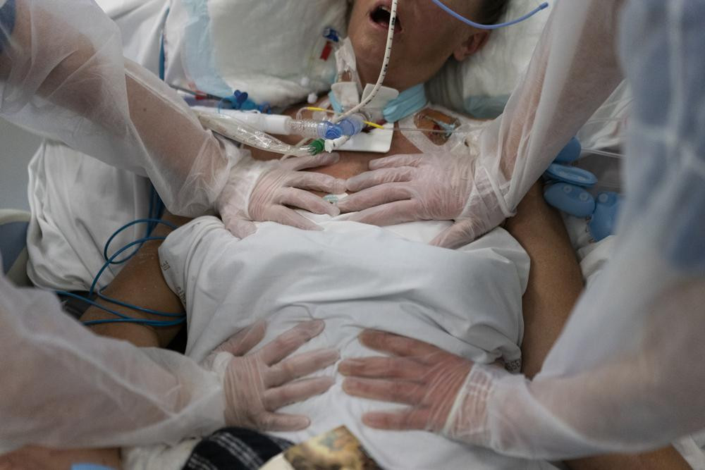 Một bệnh nhân Covid-19 thở máy trong phòng chăm sóc đặc biệt tại bệnh viện La Timone ở Marseille, miền nam nước Pháp. Ảnh: AP.