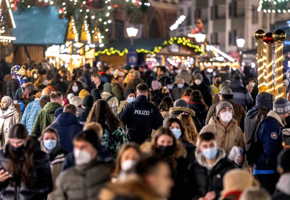 Đám đông người dân đeo khẩu trang đến thăm chợ Giáng sinh ở Frankfurt, Đức. Ảnh: AP.