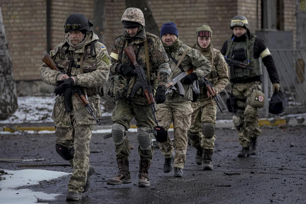 Các binh sĩ Ukraine ở Irpin, ngoại ô thủ đô Kiev, Ukraine. Ảnh: AP.