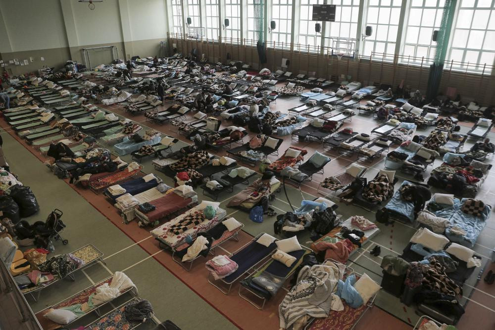 Hàng trăm chiếc giường của những người tị nạn Ukraine bên trong một nhà thi đấu thể thao phía biên giới Medyka, Ba Lan. Ảnh: AP.