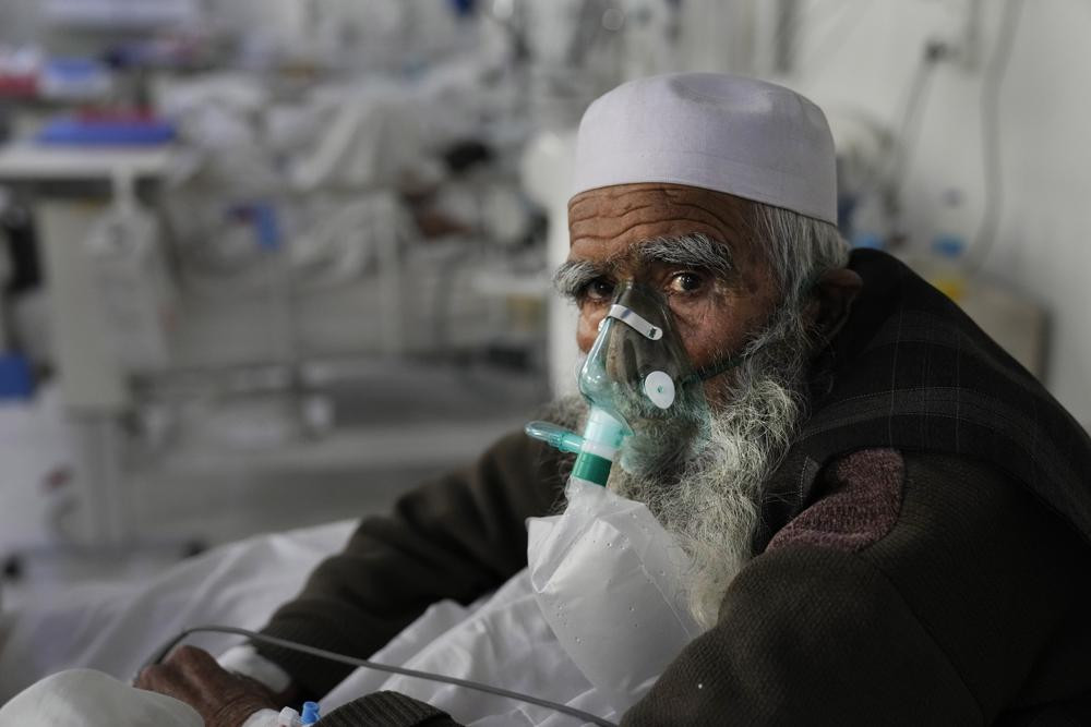 Một bệnh nhân trong phòng chăm sóc đặc biệt của Bệnh viện Bệnh Truyền nhiễm Nhật Bản - Afghanistan, ở thủ đô Kabul, Afghanistan. Ảnh: AP.