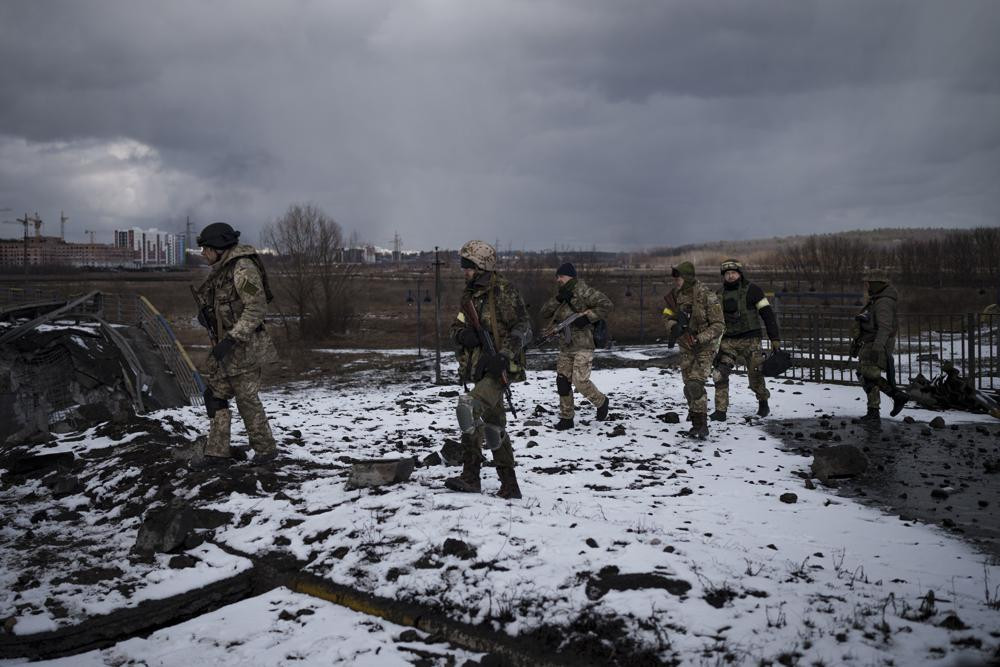 Các binh sĩ Ukraine ở Irpin, ngoại ô thủ đô Kiev, Ukraine. Ảnh: AP.