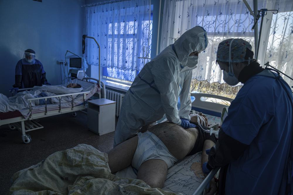Bác sĩ hô hấp nhân tạo cho một bệnh nhân trở nặng tại bệnh viện ở Kakhovka, Ukraine. Ảnh: AP.