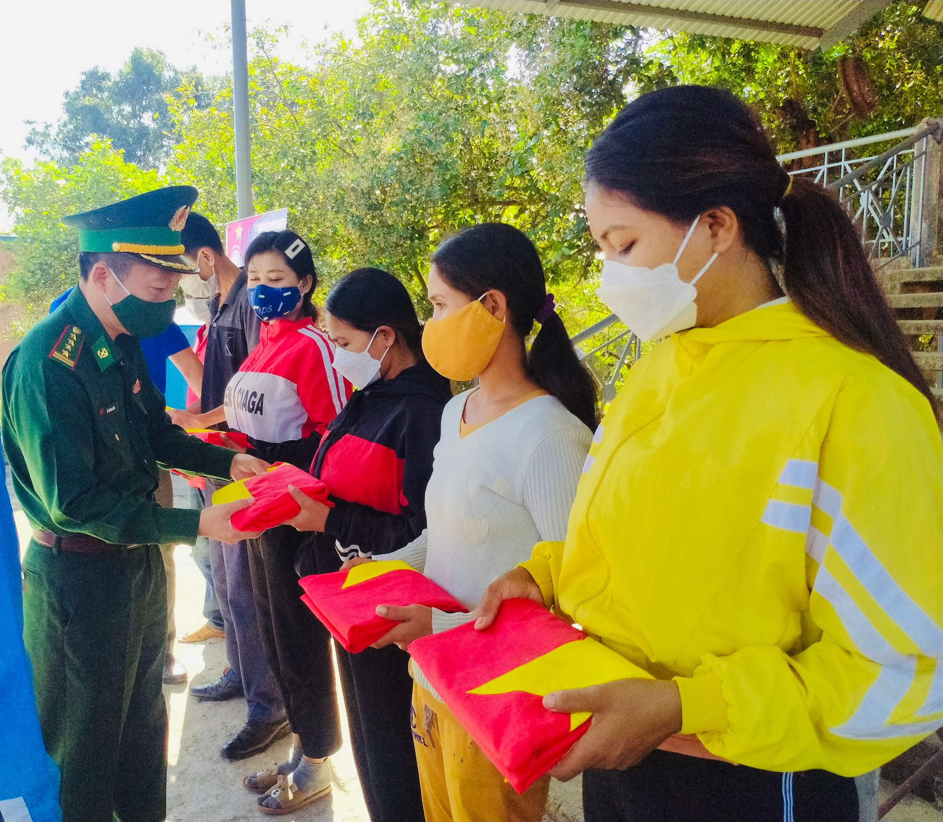 Đại diện Bộ chỉ huy Bộ đội Biên phòng tỉnh Đắk Lắk trao tặng cờ cho nhân dân khu vực biên giới