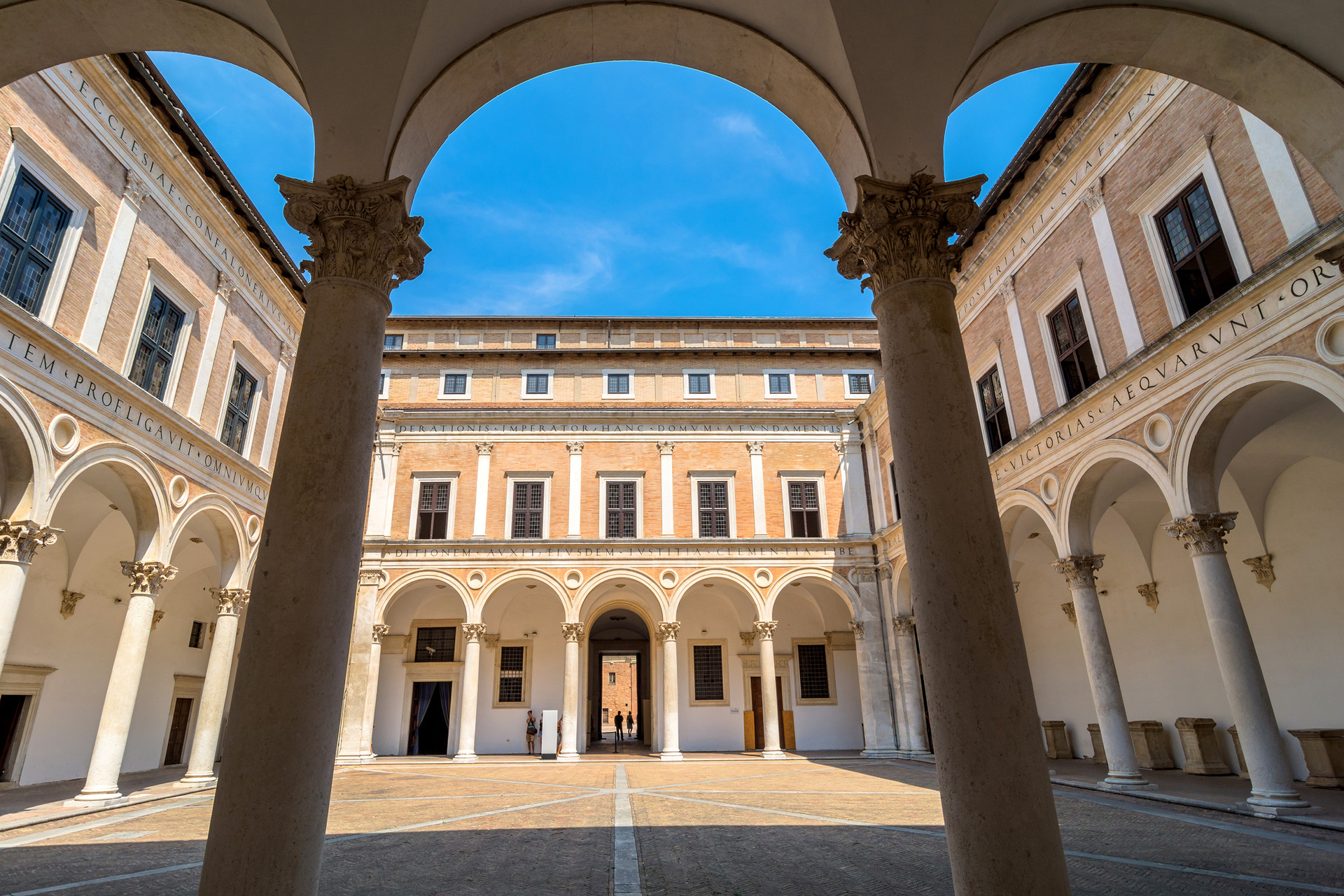 Cung điện Palazzo Ducale có thư viện công cộng đầu tiên ở Italy. Ảnh: CNN.