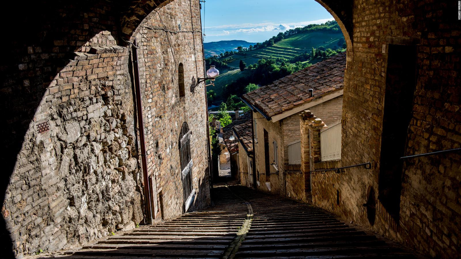 Urbino được biết đến với ‘piole’, những con đường dốc uốn lượn trên ngọn đồi. Ảnh: CNN.